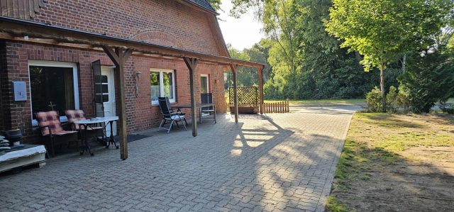 Der Eingangsbereich der Ferienwohnung (FeWo) Langenlehsten. Hier gibt es eine überdachte Terrasse, wo man gut sitzen kann.